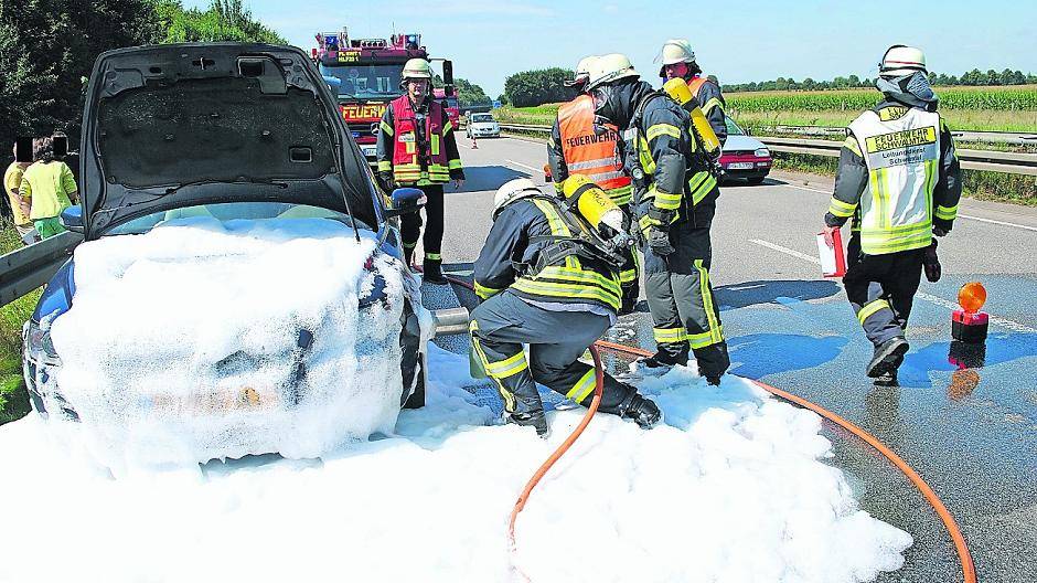 Feuerwehr löscht brennendes Auto