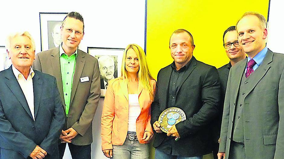 Ehrung für den Bodybuilder Torsten Bunte (Dritter von rechts): Willi Wittmann (SSV-Vorsitzender), Arndt Venten (Fachbereich Schule, Kultur und Sport), Natalie Bunte, Erster Beigeordneter Armin Schönfelder, Bürgermeister Christian Wagner (von links).