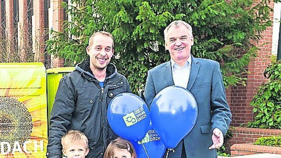  Stolz präsentiert die kleine Lia (Mitte) ihren Hauptgewinn. Stadtwerke-Geschäftsführer Norbert Dieling (rechts) freut sich mit ihr.  