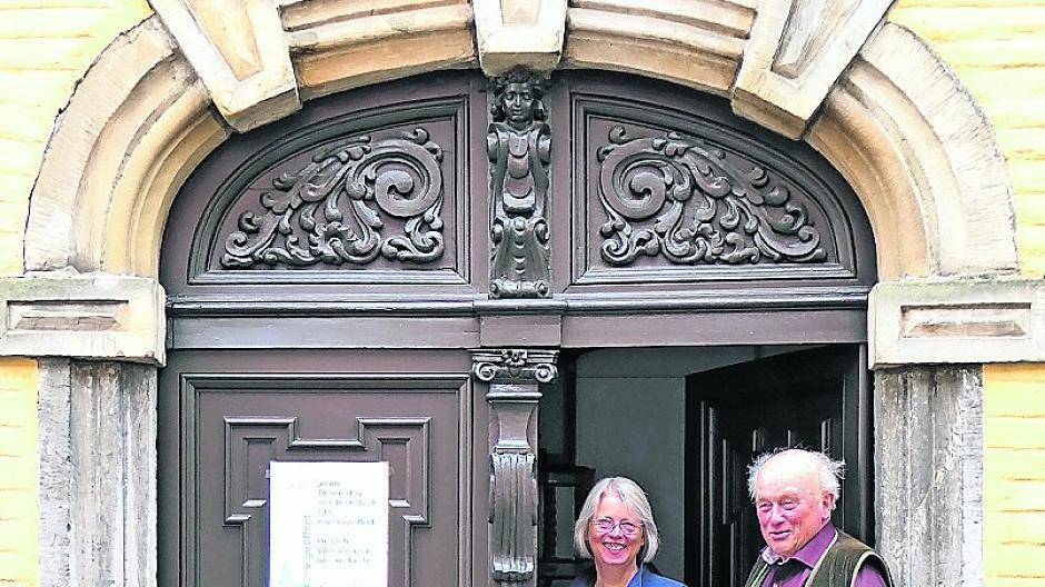  Manfred Wintzen und Heike Zeller in der Kirchentür laden ein zur Offenen Kirche. 