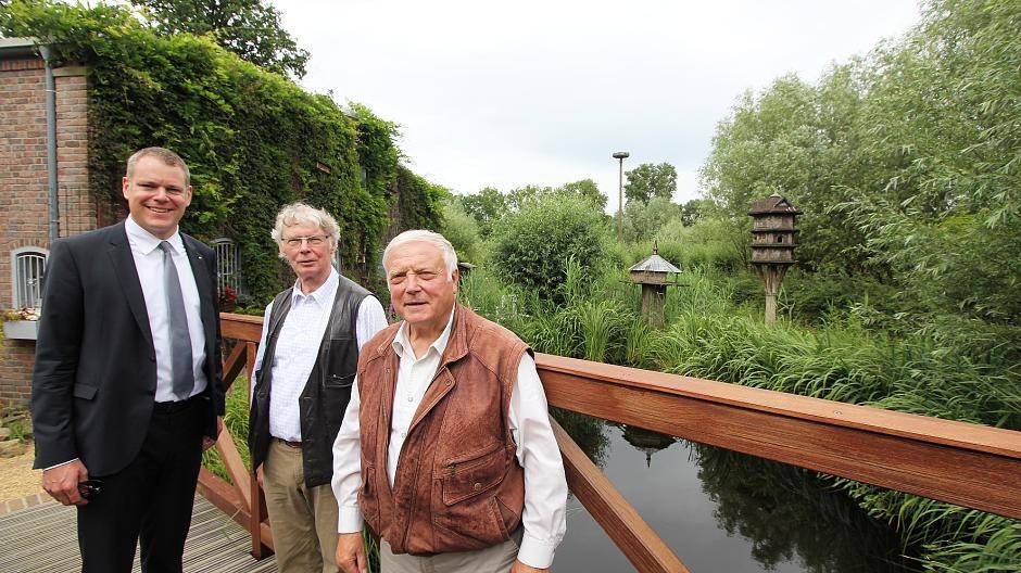  Landrat Dr. Andreas Coenen (l.) tauscht sich auf dem Landschaftshof Baerlo mit den Mitgliedern der Arbeitsgemeinschaft Biotopschutz im Kreis Viersen aus. Der Vorsitzende Bernd Rosenkranz (r.) sowie Dr. Ekkehart Köhler führen den Landrat über das idyllische Gelände. 