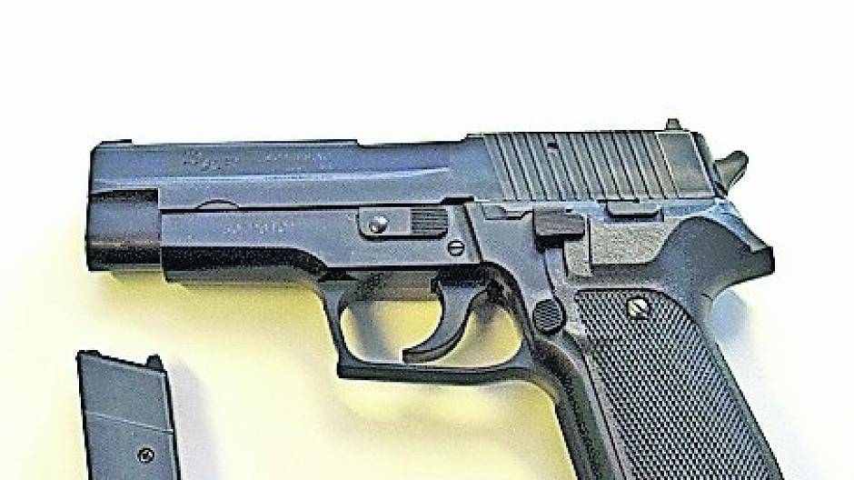  Die Softairpistole ist vom Aussehen her identisch mit der alten Polizeiwaffe „Sig Sauer“.  