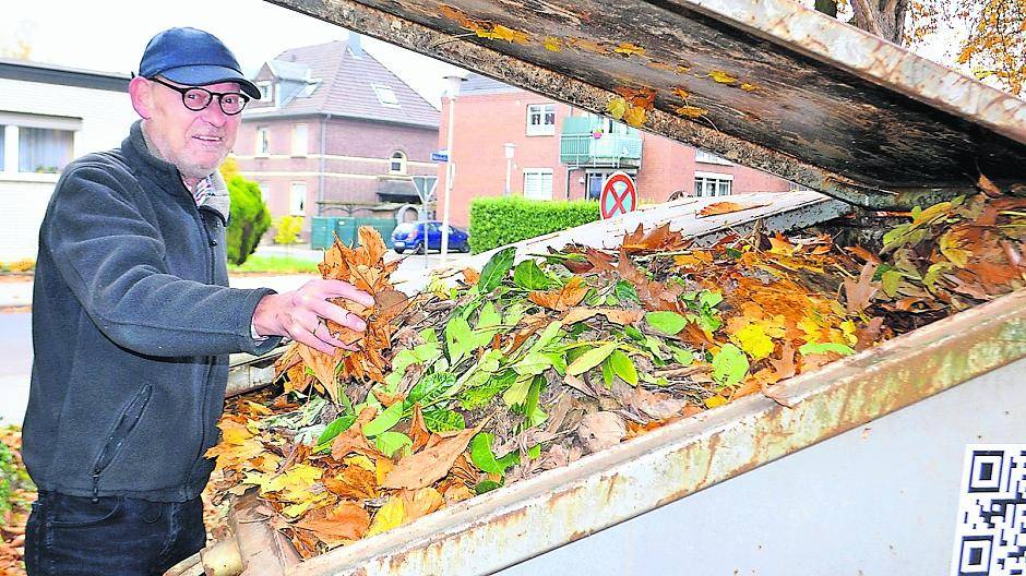  Die Tonne ist voll: Peter Schwan aus Kaldenkirchen vor dem Laub-Container. 