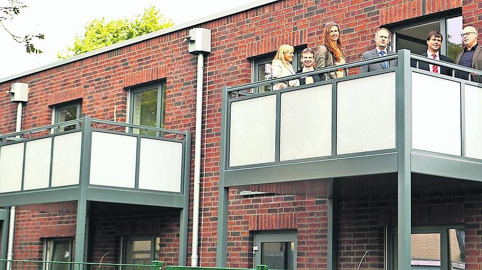  Treffen auf dem Balkon an der Breslauer Straße in Kaldenkirchen (von links): Baudezernentin Susanne Fritzsche, Sven Karth (Geschäftsführer Baugesellschaft), Sigrun Schmolke (Architekturbüro Lücker), Bürgermeister Christian Wagner, Dr. Marcus Optendrenk (Aufsichtsrat Baugesellschaft) und Architekt Marcus Lücker. 