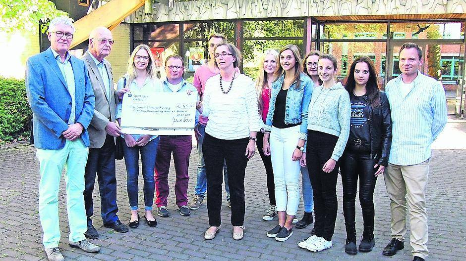 Gymnasium spendet für Flüchtlingshilfe