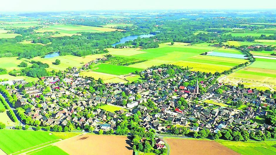  Leuth aus der Luft — eine der viele Eindrücke aus dem Film „Leuth — unser Dorf“. 