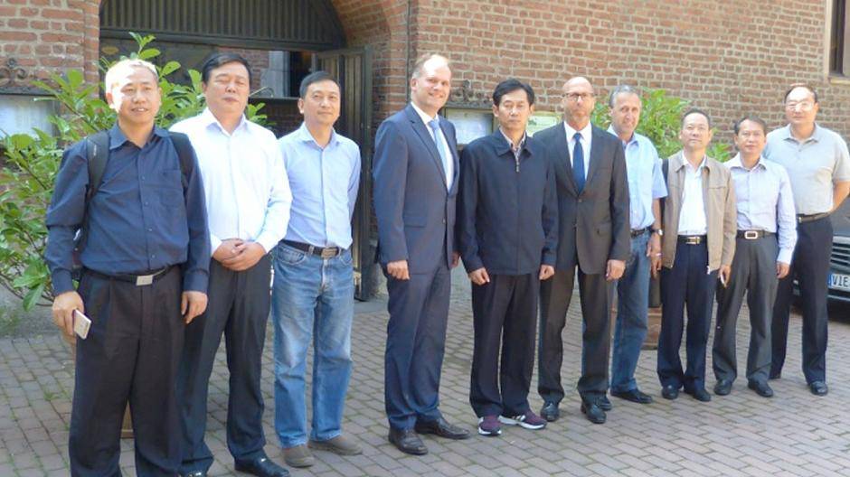 Bürgermeister Christian Wagner (Vierter von links) begrüßte eine chinesische Wirtschaftsdelegation in Nettetal. Den Kontakt hatte Wilfried Schmitz, Geschäftsführer der Breyeller CTX Thermal Solutions GmbH hergestellt.