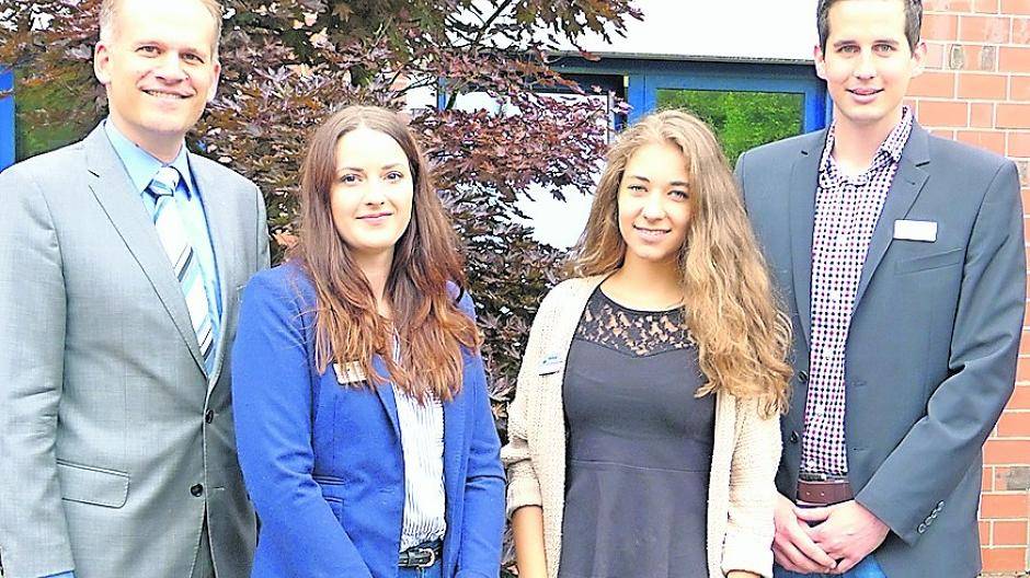  Bürgermeister Christian Wagner (links) und Ausbildungsleiter Frank Facklam begrüßten die neuen Auszubildenden Lisa Hütten (Zweite von links)und Celin Bähr. 