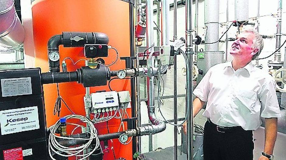 Norbert Dieling neben der neuen Heizungsanlage im Keller des NetteBades.