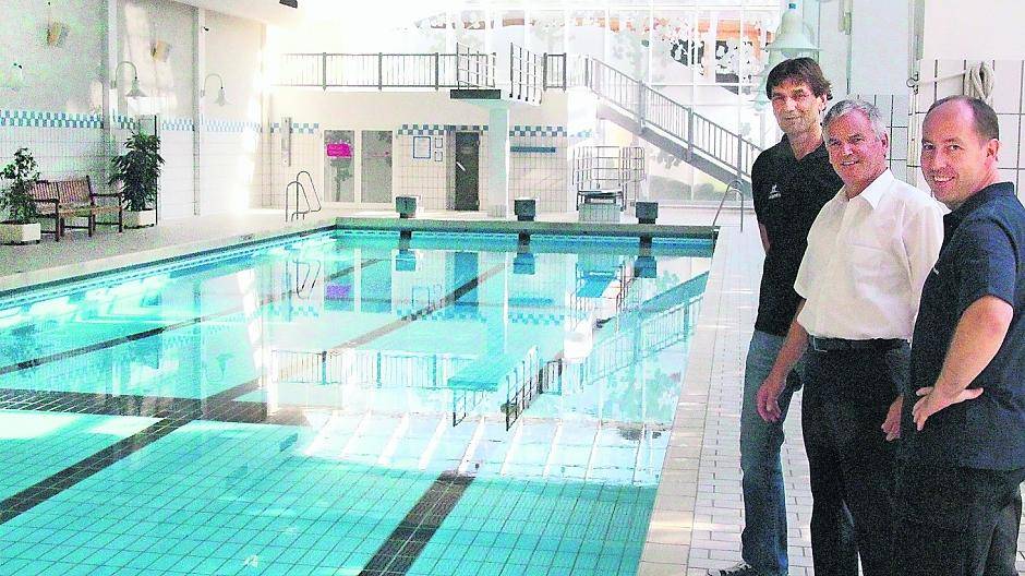  Thomas Lamers, Betriebsleiter vom NetteBad und vom Finlantis, Stadtwerke-Geschäftsführer Norbert Dieling und Baustellen-Koordinator Frank Hendrix (von links) im frisch renovierten NetteBad. 