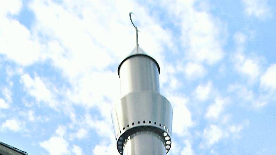 Tahir Yavuz, Vorsteher der Islamischen Gemeinde zu Nettetal, vor dem neuen, aber von außen eher unauffälligem Minarett an der Lobbericher Burgstraße.