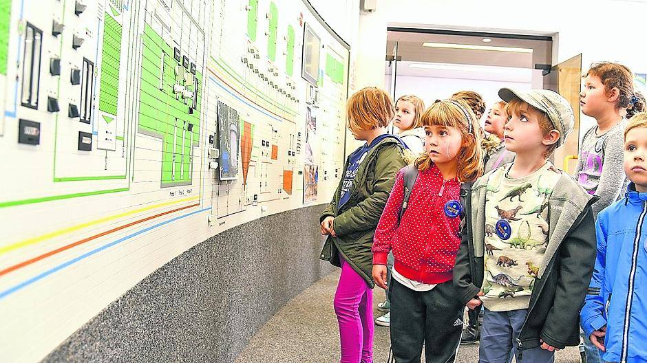  In der Schaltzentrale: Staunend stehen die Kinder beim Maustüröffnertag im Technikraum im Wasserwerk. 