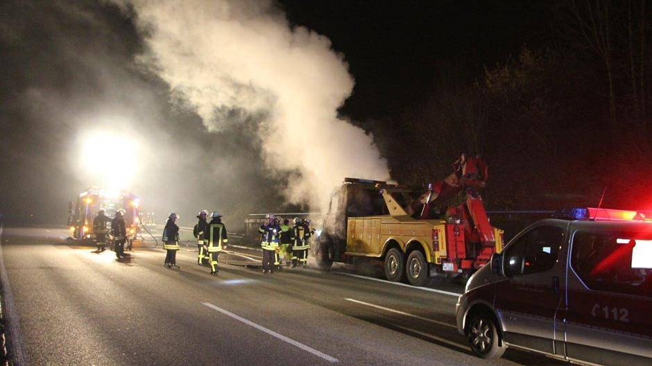 Nach 50 Minuten konnte eine Spur der A44 wieder für den Verkehr, der sich zu diesem...