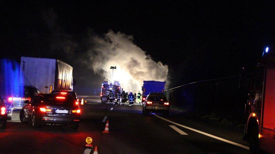Schon weit entfernt konnten andere Autofahrer den Brand...