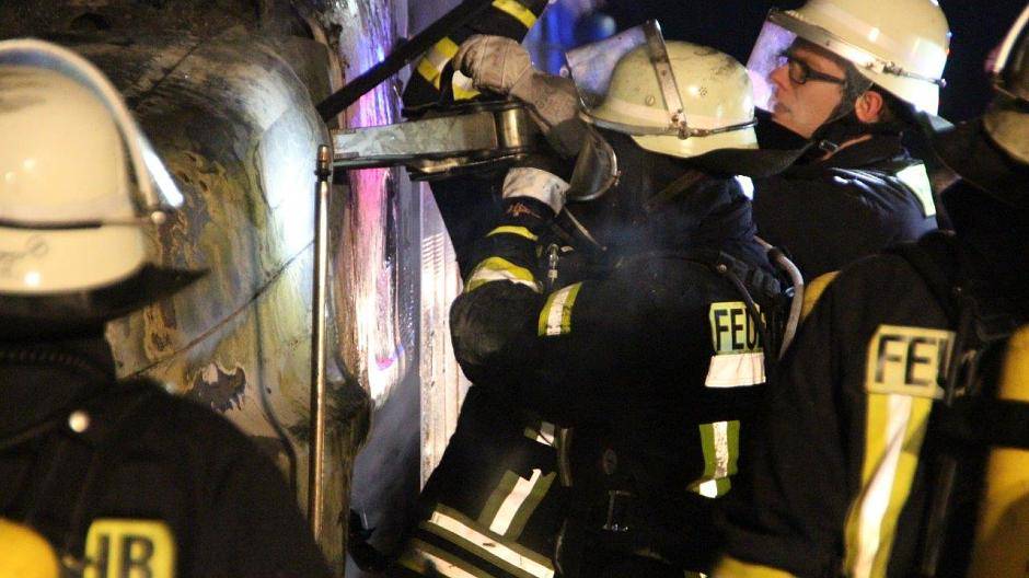 Mit schwerem Gerät war die Feuerwehr Meerbusch...
