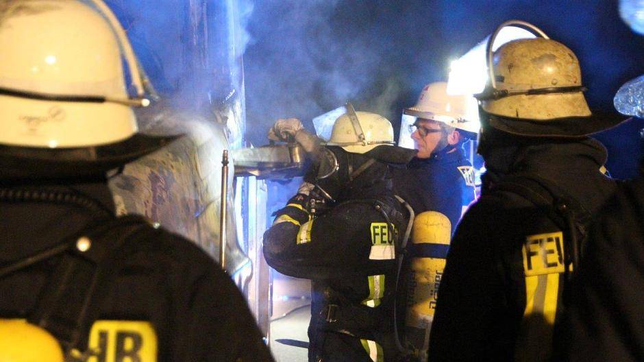 „Auf der Suche nach weiteren Glutnestern musste die Motorhaube und die Fahrertüre mit...