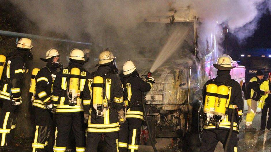 Die Freiwillige Feuerwehr Meerbusch war mit sechs Löschfahrzeugen und einem Rüstwagen...