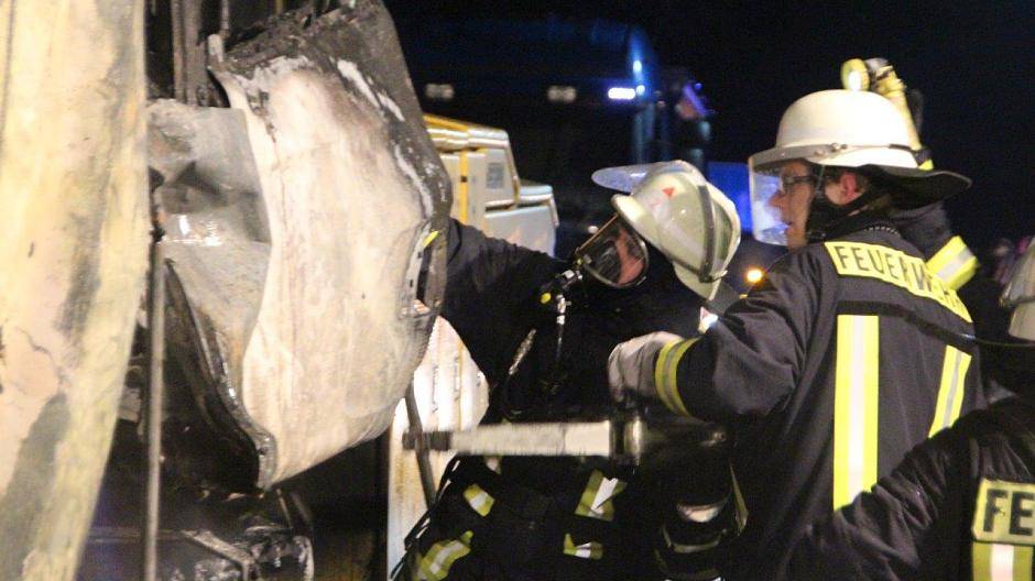 Sogar mit Atemschutz gingen die Kameraden...