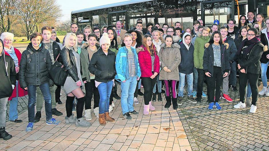Stolz sind alle 41 Jugendliche: Sie sind jetzt die neuen „Busbegleiter“, die für Ruhe und Ordnung sorgen sollen.
