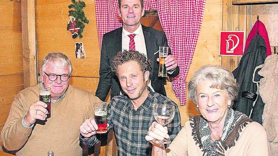 Winterwelt-Wirt Klaus Unterwainig (Bild 4: vorn stehend) bedankte sich im Namen aller Meerbuscher beim Sponsorenabend für die finanzielle Unterstützung. Ohne den Zuschuss der Meerbuscher Unternehmen würde es keine Winterwelt geben.