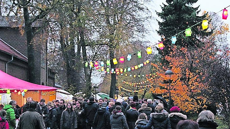  Einmal im Jahr verwandelt sich das Bethanien-Gelände an der Ungerather Straße in Waldniel in einen romantischen Holzbudenmarkt.  