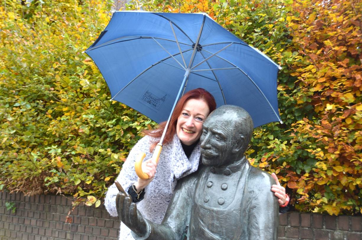  Claudia Willers, Vorsitzende der Werbegemeinschaft Kaldenkirchen aktiv, und der Zigarrenmacher. 