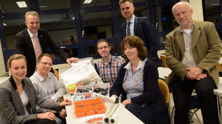  Kreisdirektor Dirk Brügge mit dem Organisationsteam des Roboterwettbewerbs 2016 im Berufskolleg für Technik und Informatik in Neuss. 