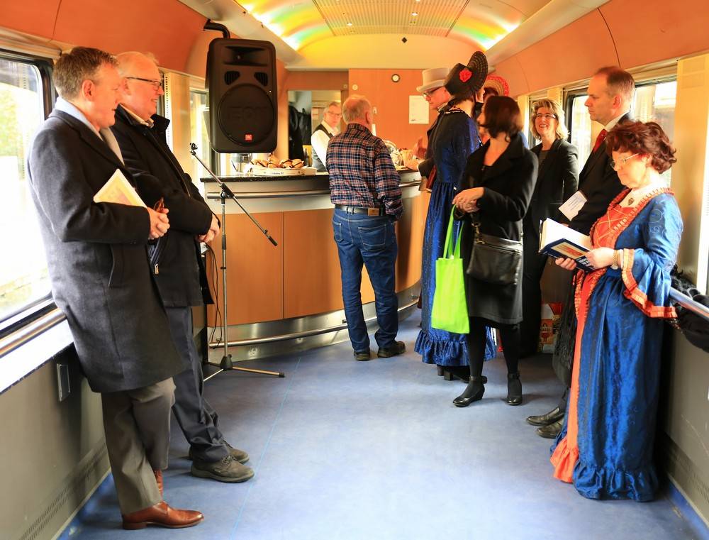  Viele kamen in historischen Kleidern, um die Fahrt von Kaldenkirchen nach Viersen und zurück ins geschichtlich korrekte Bild zu bringen. 