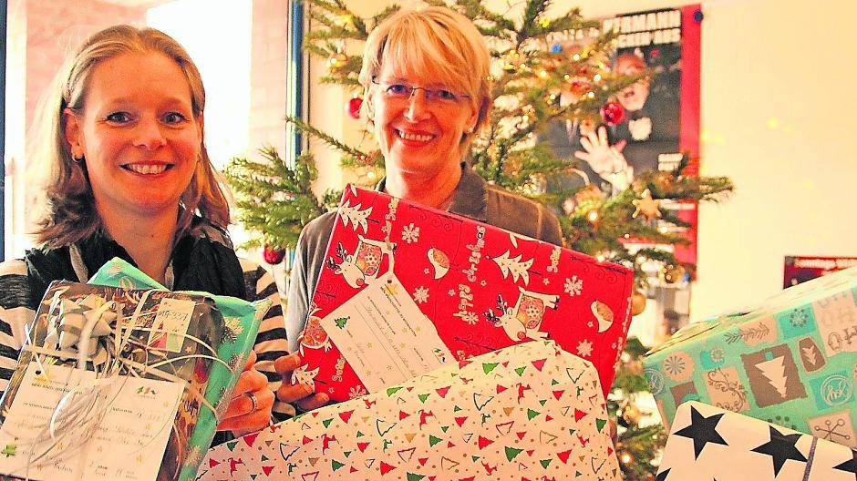 Im Büro von Tanja Schubert-Otto (links) und Birgitta Ewald türmen sich derzeit die Geschenke. Innerhalb von knapp zwei Wochen haben Meerbuscher Spender die Wünsche von fast 400 Kindern aus dem ganzen Stadtgebiet erfüllt, deren Familien unverschuldet in Not geraten sind.