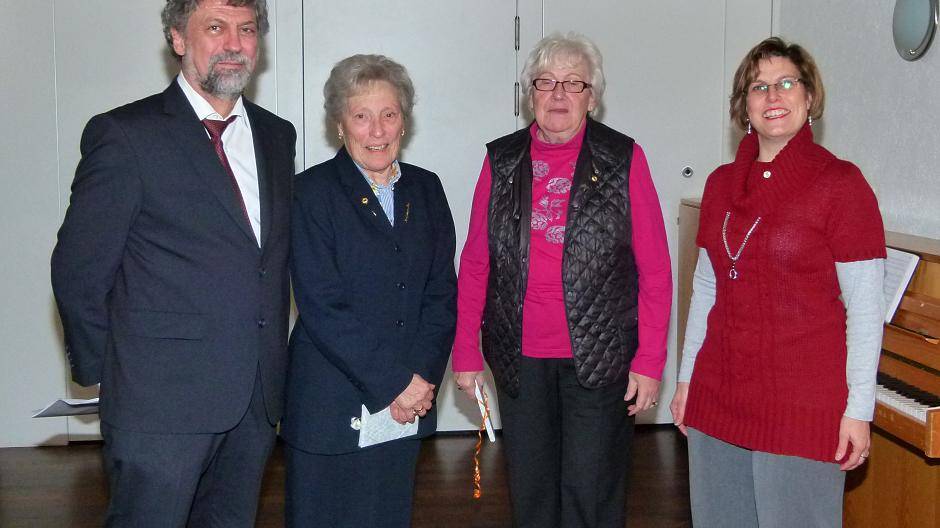  Die Vorsitzende Michaela Trautmann (r.) und ihr Stellvertreter Thomas Schneider (l.) nahmen die Ehrungen vor. Geehrt wurden unter anderem Vera Plenker und Hildegard Hillebrand. 
