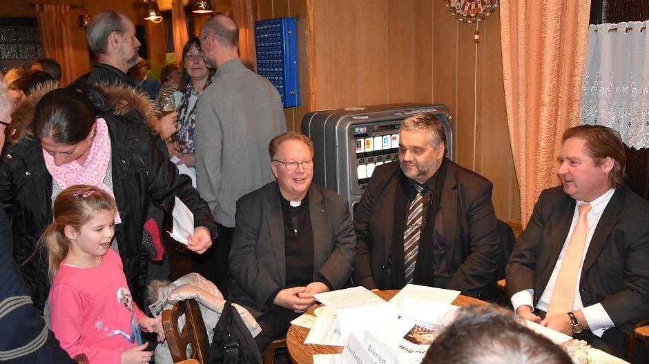 Ehrenbesucher wie Pastor Hermann-Josef Schagen oder die Landtagsabgeordneten Lutz Lienenkämper (r.) und Oliver Keymis (2.v.r.) schauten im Haus Latum beim „Mundartpapst“ vorbei.