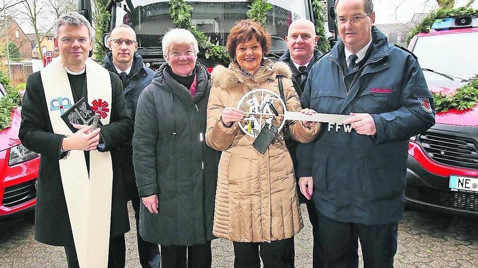 Haben gemeinsam die Wagen der Feuerwehr eingeweiht (v.l.): Norbert Viertel, Dominik Stein (Büderich), Ute Saß, die Bürgermeisterin, Klaus Kupp und Feuerwehrchef Herbert Derks.