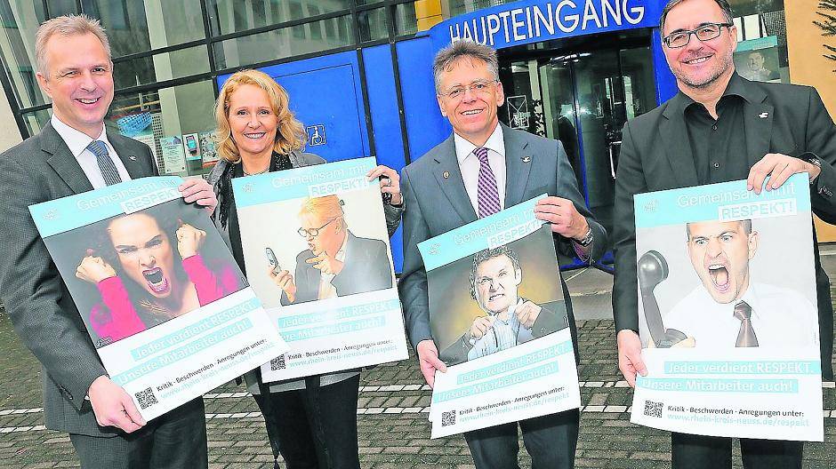  Kreisdirektor Dirk Brügge (v.l.), Personalratsvorsitzende Ira Leifgen, Landrat Hans-Jürgen Petrauschke und Pressereferent Harald Vieten mit Plakaten der Respekt-Kampagne. 