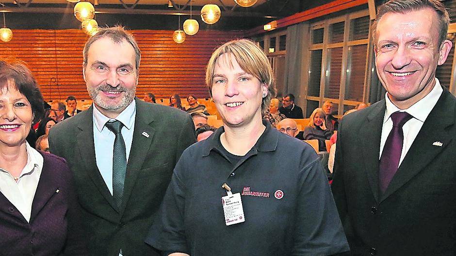  Meerbuschs Stadtspitze samt Meerbuscher Johanniter-Leitung stand den Osterathern Rede und Antwort. 
