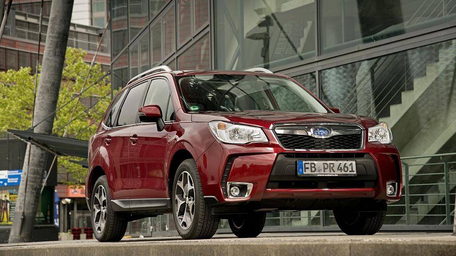 Das Design des Forester wirkt trotz seiner schlanken Silhouette muskulös. Das wurde unter anderem dadurch erreicht, dass das untere Ende der A-Säule relativ weit vorne ansetzt, wodurch große Fensterflächen entstehen, die zu einem optimalen Rundumblick führen.