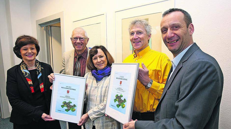 Bürgermeisterin Angelika Mielke-Westerlage (links) und RWE-Kommunalbetreuer Frithjof Gerstner (rechts) konnten die Klimaschutzpreise an Peter Peter Koenders und Angelika Kirchholtes vom ADFC Meerbusch und an Wolf Meyer-Ricks (mitte von links) vom NABU Meerbusch überreichen.