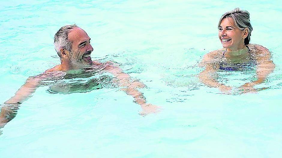  Schwimmen und Aquagymnastik sind optimal für Menschen mit Gelenkbeschwerden, denn diese Sportarten belasten nicht. Foto: djd/CH Alpha PLUS-Forschung/goodluz-Fotolia.com 