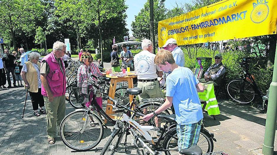  Darf beim Öko-Markt nicht fehlen: Die Fahrradbörse ist beliebter Treffpunkt für Pedalritter. 