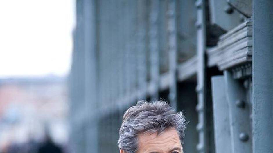  Entspannt im Freien telefonieren — kein Problem mit Hörgeräten, die die Stimme des Anrufers zeitgleich direkt auf beide Hörgeräte übertragen. 