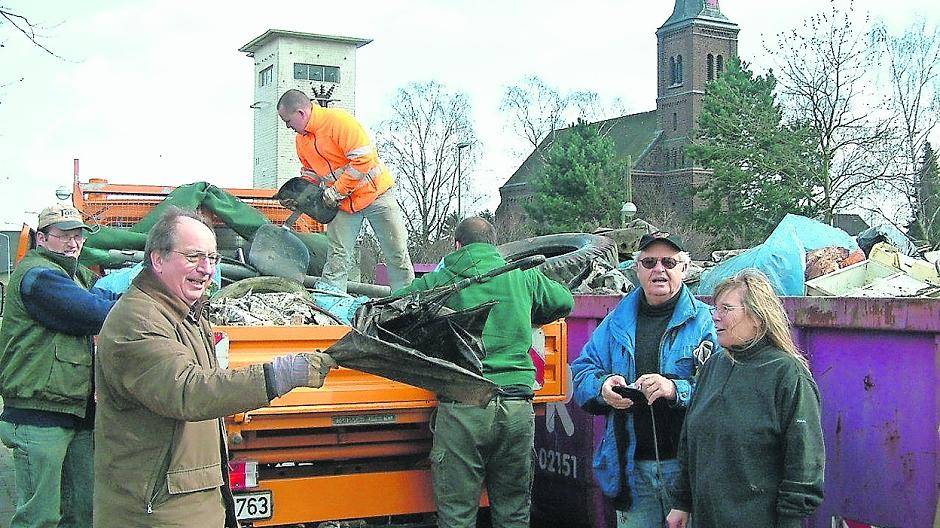  Viele Hände, viel „Beute“: In Nierst füllen sich die Container mit Unrat, den achtlose Zeitgenossen in der Landschaft hinterlassen haben. 
