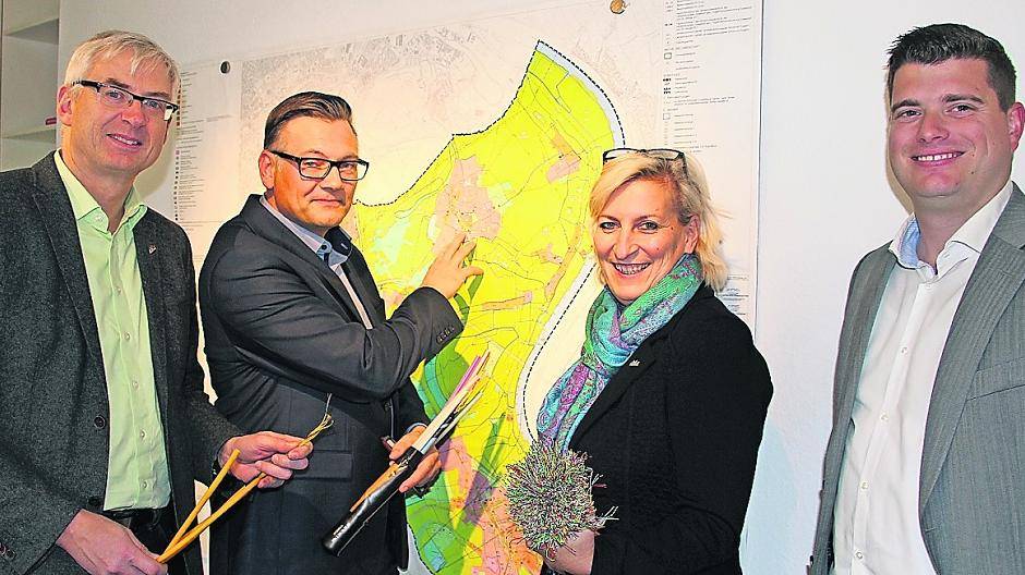 Der Technische Dezernent Michael Assenmacher, Martin Philipp, Leiter Technische Infrastruktur, Wirtschaftsförderin Heike Reiß und Telekom-Regionalmanager Simon Pohlen (von links) freuen sich auf den Netzausbau.