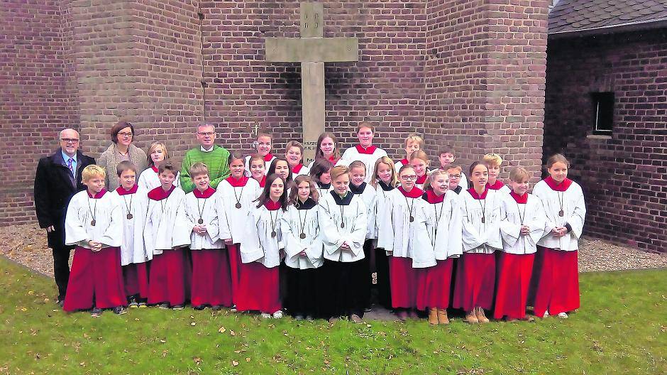  25 neue Messdiener haben jetzt ihren Dienst in Osterath in der St. Nikolaus Kirche aufgenommen. 