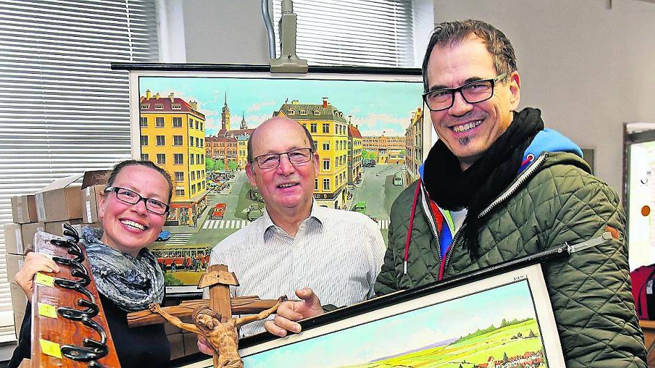 Verena Uhl (Vorstandsmitglied), Ferdi Sonnen (ehemaliger Rektor) und Arndt Fiebig (Vors. Elternpflegschaft) haben sich auf die Suche durch die Barbara-Gerretz-Schule begeben und noch einige tolle Sachen gefunden.