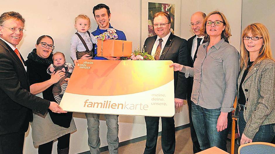 Freude über die 30 000. Familienkarte (von links): Landrat Petrauschke, die Familie Seidelmann, Bürgermeister Venten, Tillmann Lonnes, Marion Klein und Petra Fliegen.