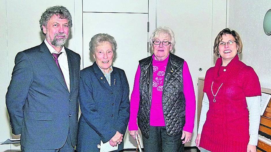  Michaela Trautmann (rechts) und Thomas Schneider konnten die Goldene Nadel des Cäcilienverbandes an Vera Plenker und Hildegard Hillebrand für 40 Jahre Chorsingen verleihen. 