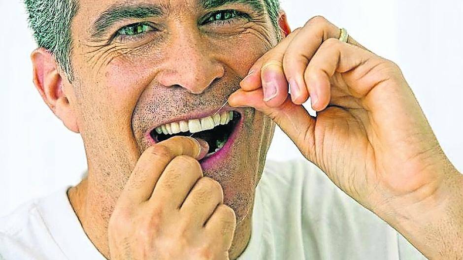 Die gründliche Reinigung mit Zahnseide oder Interdentalbürsten sollte zur täglichen Mundpflege gehören. 
