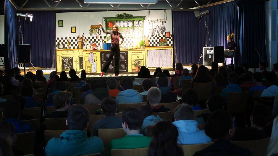  Moderatorin „Tina Turbo“ muss improvisieren: Zufällig stolpern drei sprechende Tiere in ihre Kochshow — die dann ein wenig „irre“ wurde. Ein Spaß für die Realschüler in Osterath. 