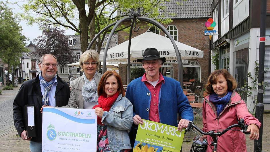  Heiko Bechert und Dana Frey von der Stadtverwaltung, Christina Pavia (Kindertrödel), Wolf Meyer-Ricks (Nabu) und Angelika Kirchholtes (ADFC) Freuen sich jetzt schon auf den Ökomarkt (von links): 