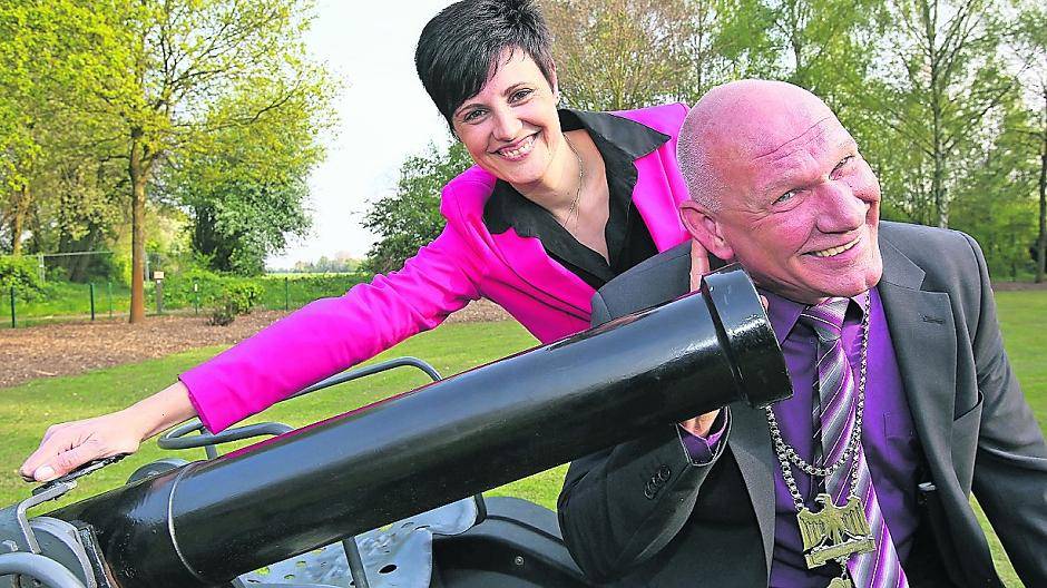 König Nikolaus I. Neuville mit seiner Herzensdame Daniela. Unverkennbar, dass sie zur Büdericher Artillerie gehören.