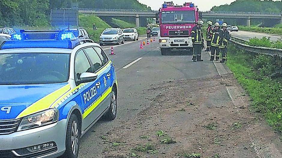 Kleinwagen kommt von Fahrbahn ab